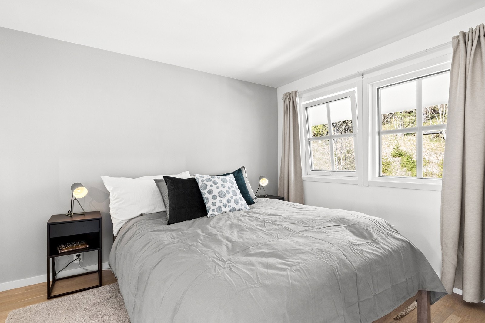 Soverom 1 vender ut mot stille og rolig gate mot nordøst. Svalt og godt soverom Galleribilde