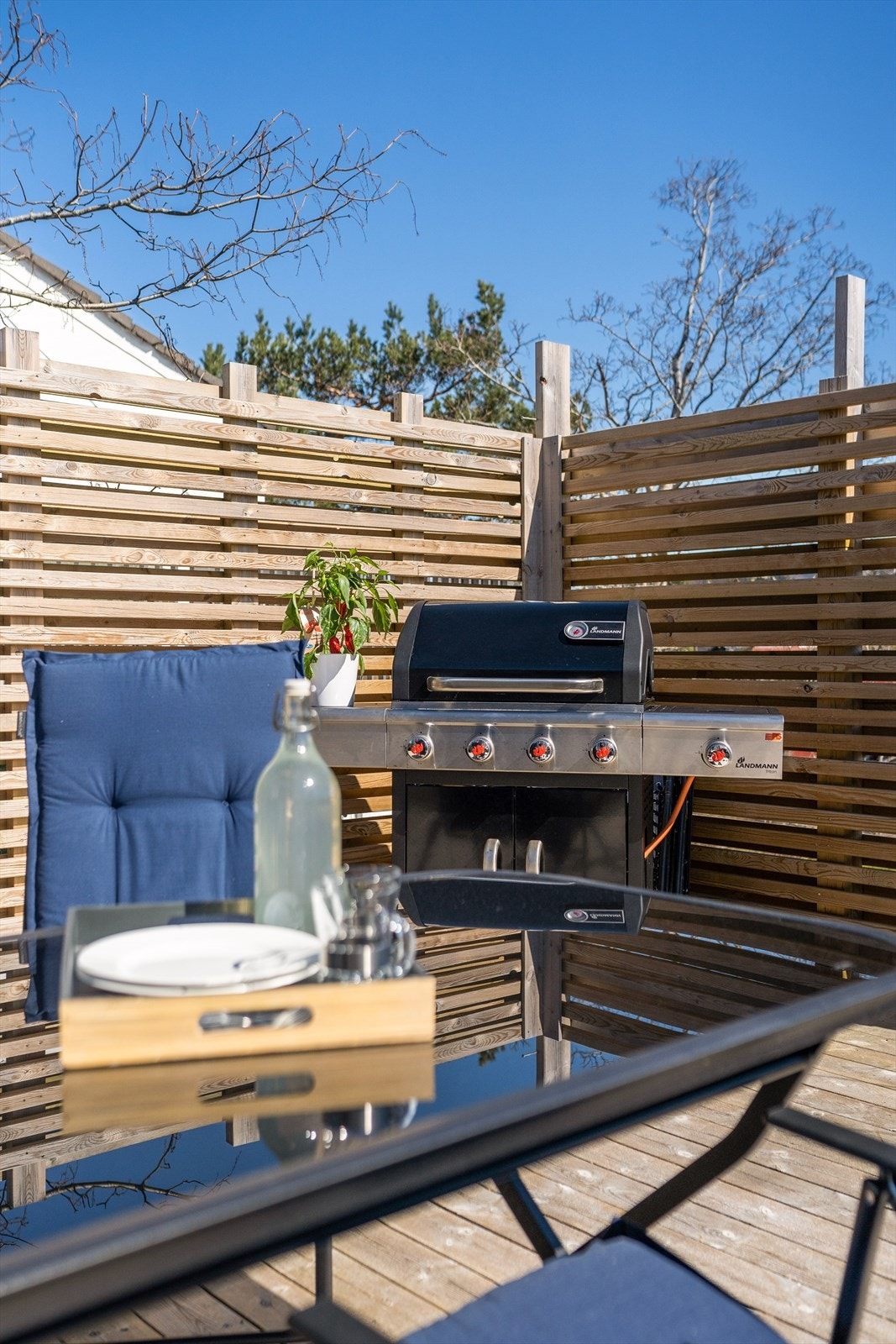 Lun god skillevegg på terrassen Galleribilde