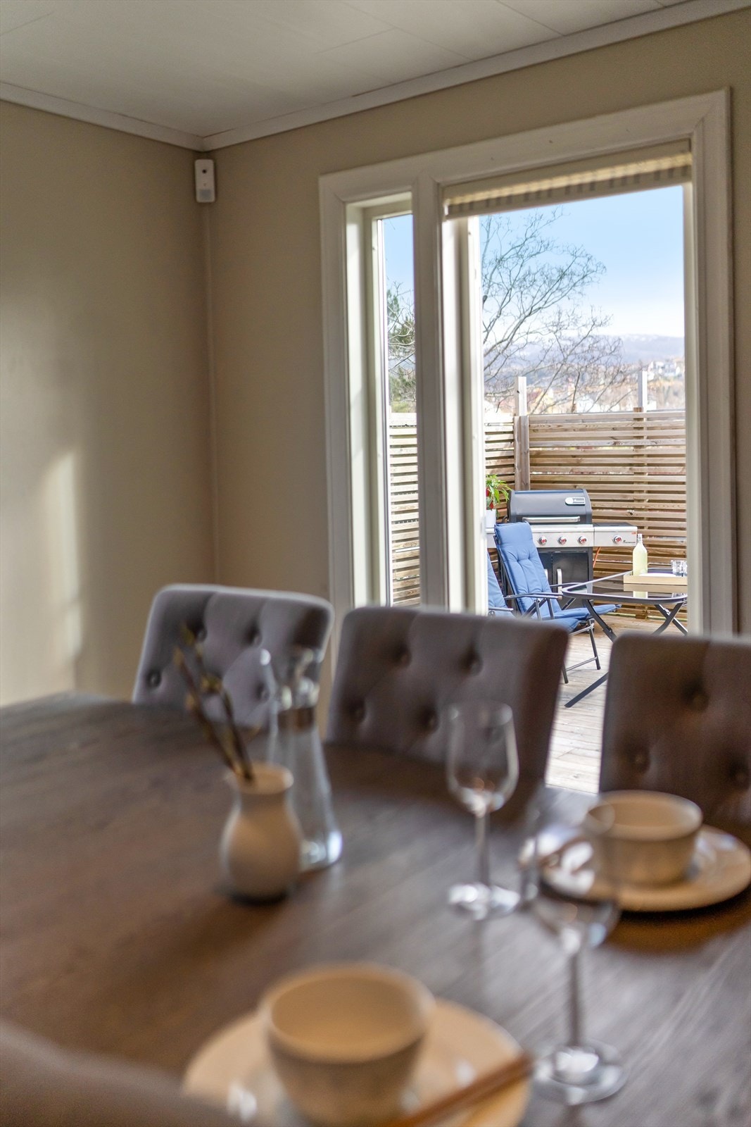 Fra kjøkkenet er det utgang til sørvendt terrasse på ca. 17m² Galleribilde