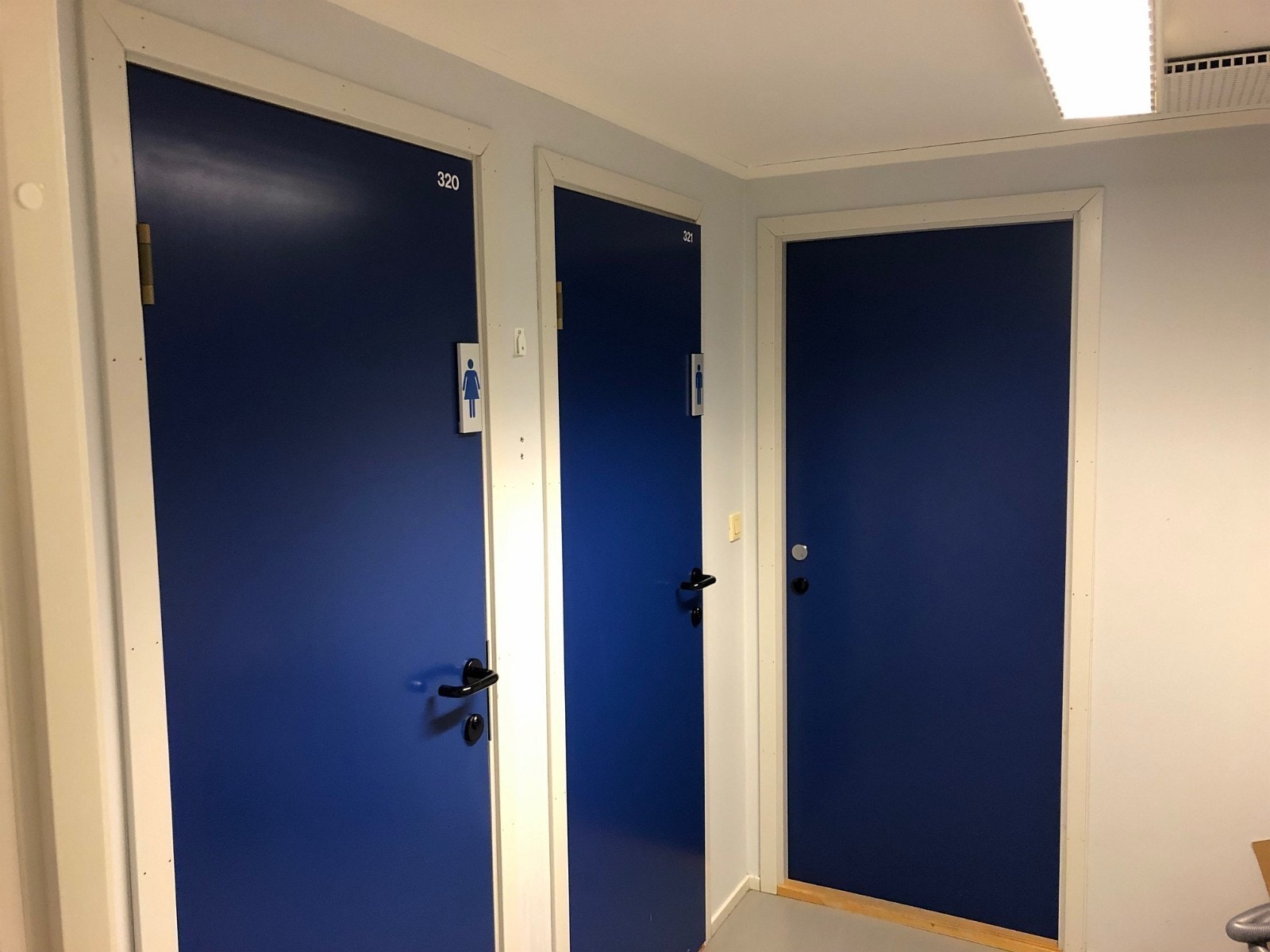 Garderobe og toaletter Galleribilde