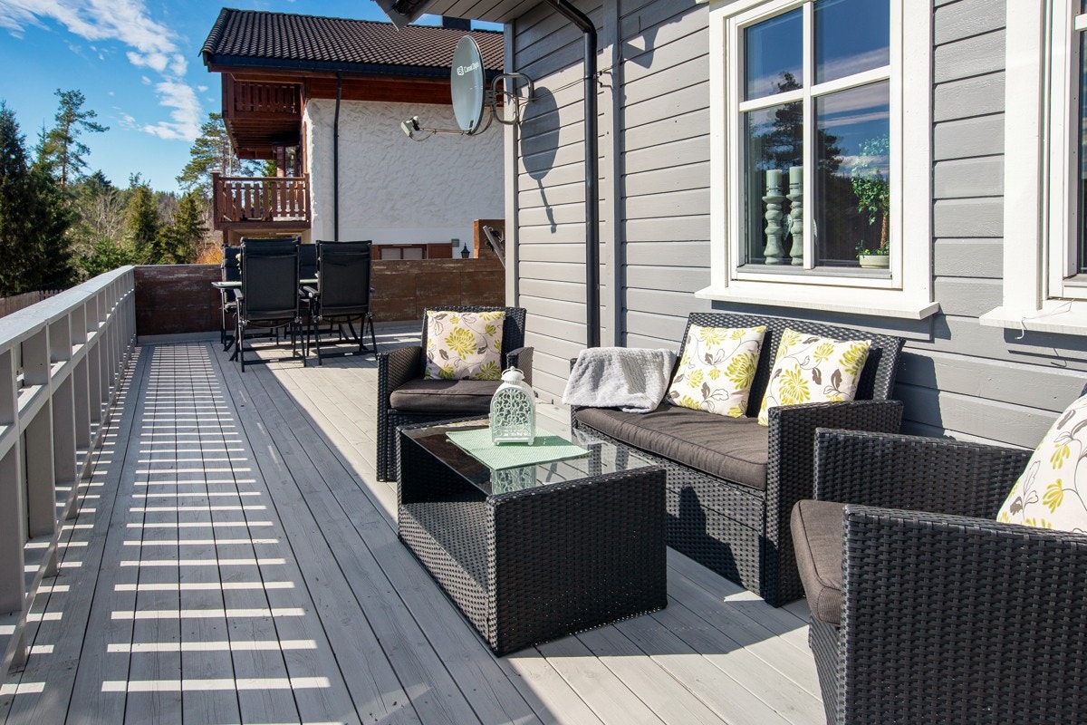 Terrassen ligger fint til med tanke på solforhold, og har flere "soner" til møblement. Galleribilde