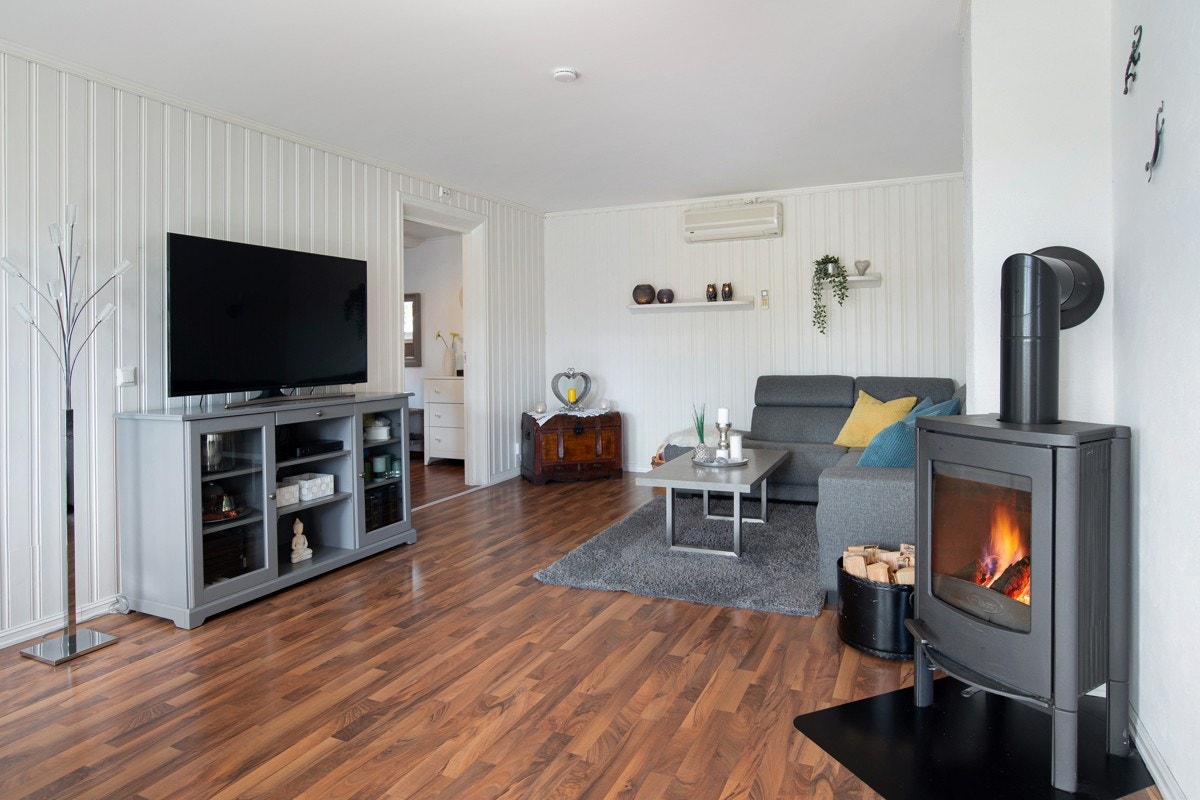 Stuen har en god planløsning med muligheter for flere sittegrupper og stor sofa. Galleribilde