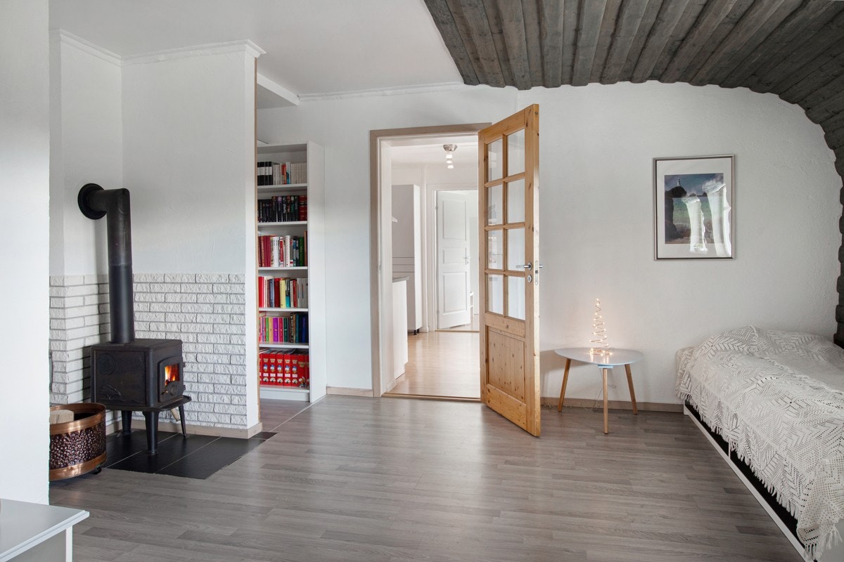 Dagslyset kommer inn via to sprossevinduer og en peisovn sørger for det lille ekstra. Galleribilde