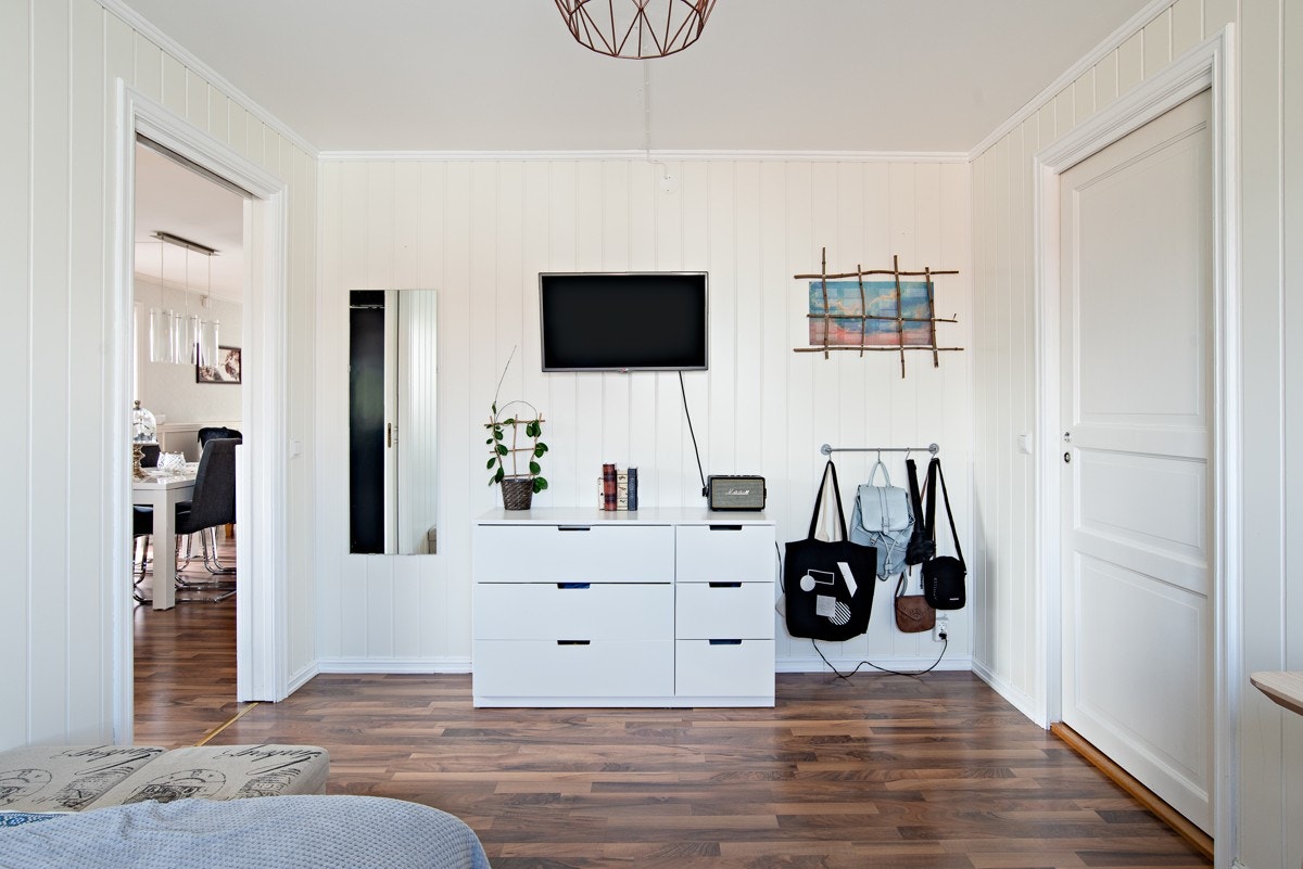 Rommet er romslig med plass til gode garderobemuligheter og tv. Galleribilde