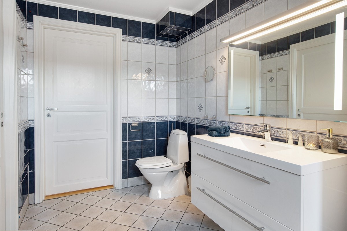 Det er tidløse fliser med varmekabler på badet. Galleribilde