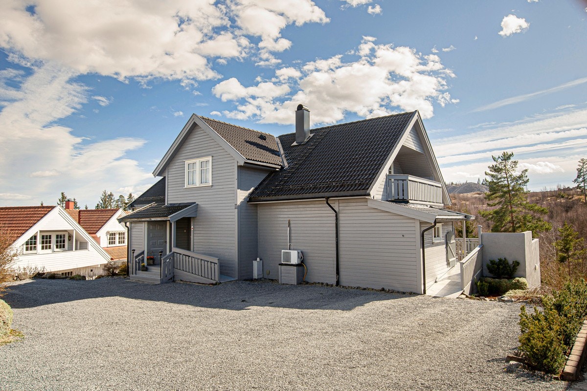 Det er nedgang til hageområde på begge sider av huset. Galleribilde