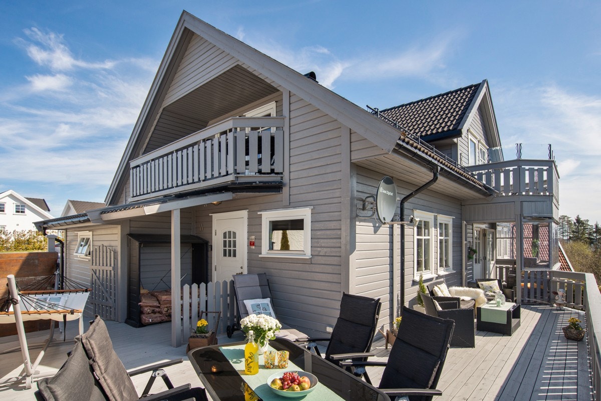 Det er to utganger til en stor og solrik terrasse med plass til flere sittegrupper. Galleribilde