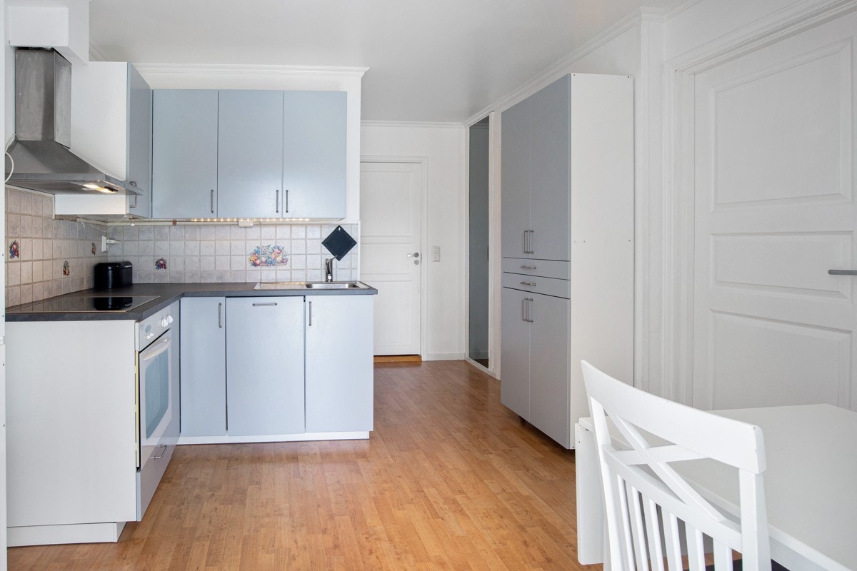 Kjøkkenet i hybelen ligger i eget rom og har god plass til spisebord. Innredningen er fra Ikea og var ny i 2018. Galleribilde