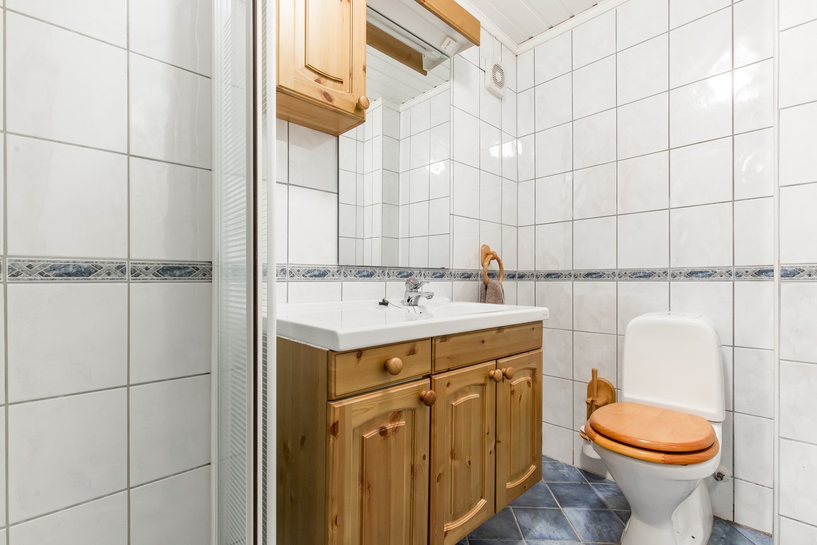 Bad i underetasje med varmekabler i gulv Galleribilde