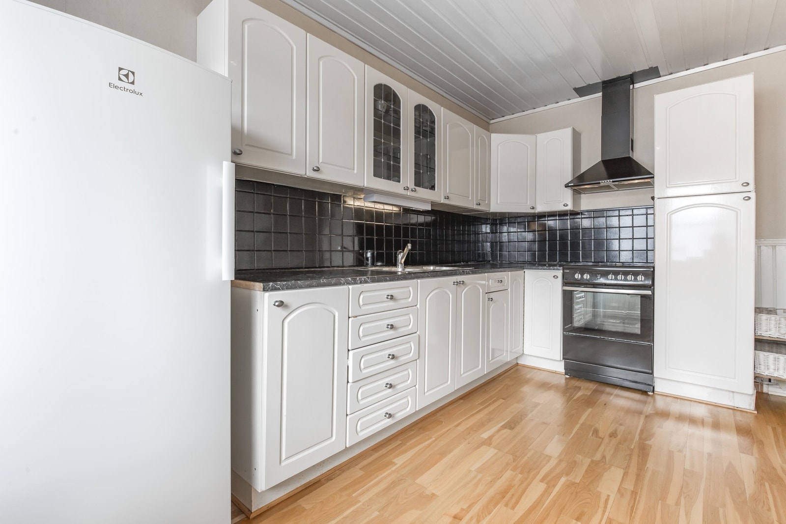 Kjøkkeninnredning med malte profilerte fronter Galleribilde