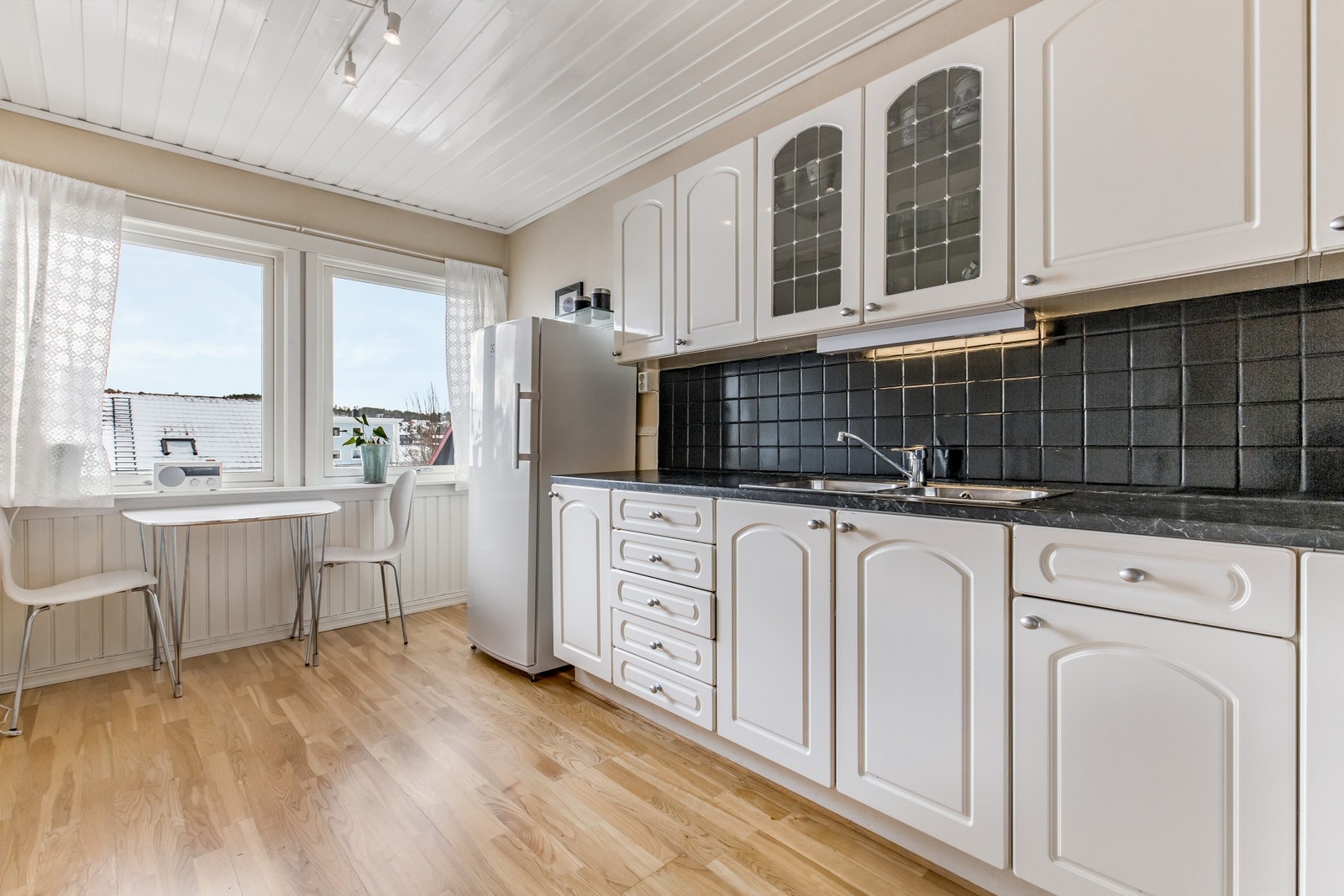 Parkett på gulv på kjøkken Galleribilde