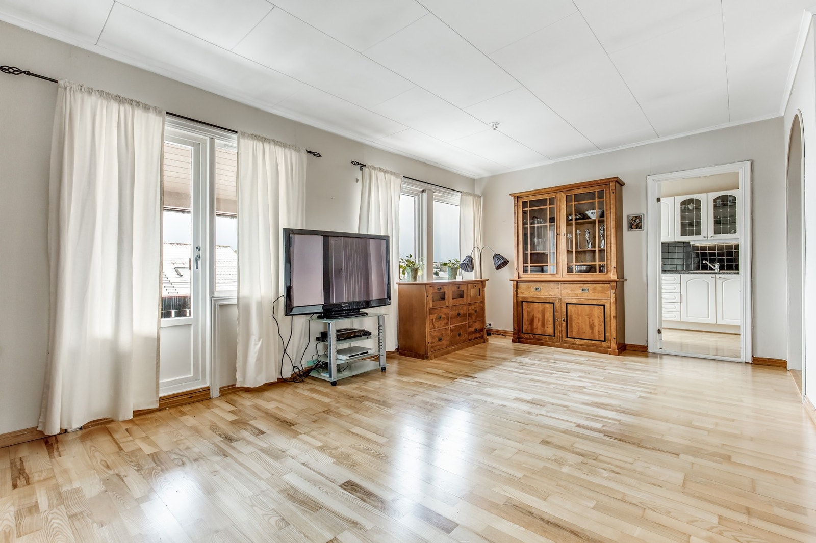 Utgang fra stue til veranda med utsikt Galleribilde