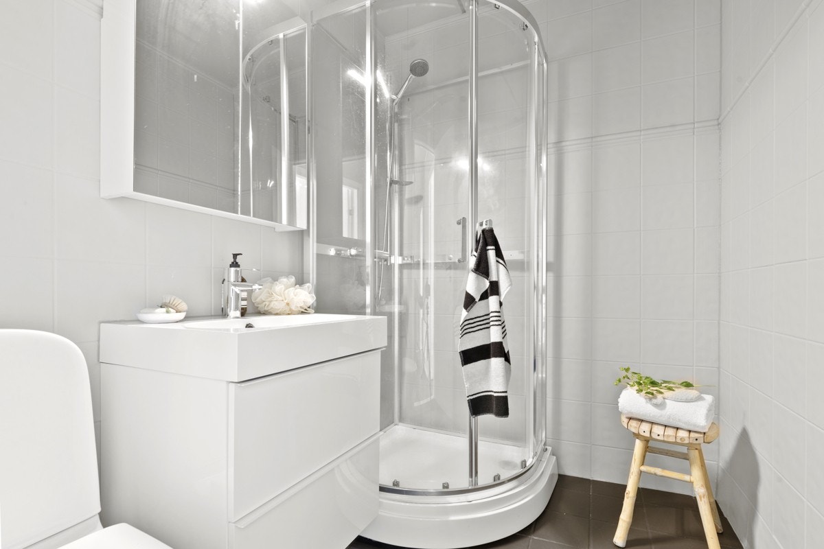 Lyst baderom med bl.a. dusjkabinett. Galleribilde