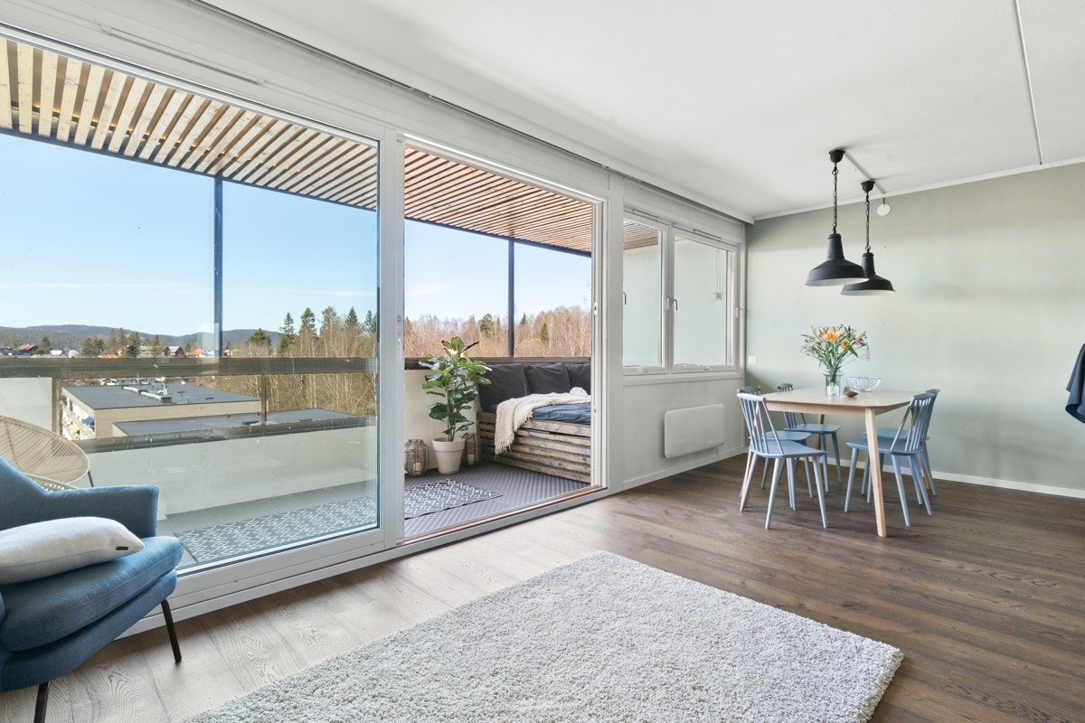 Fra rommet er det utgang til nordvestvendt, innglasset balkong på ca. 11 kvm. Galleribilde