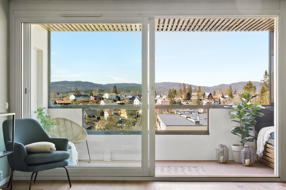 Da leiligheten ligger i toppetasjen får stuen rikelig med naturlig sollys og fremstår luftig. Galleribilde