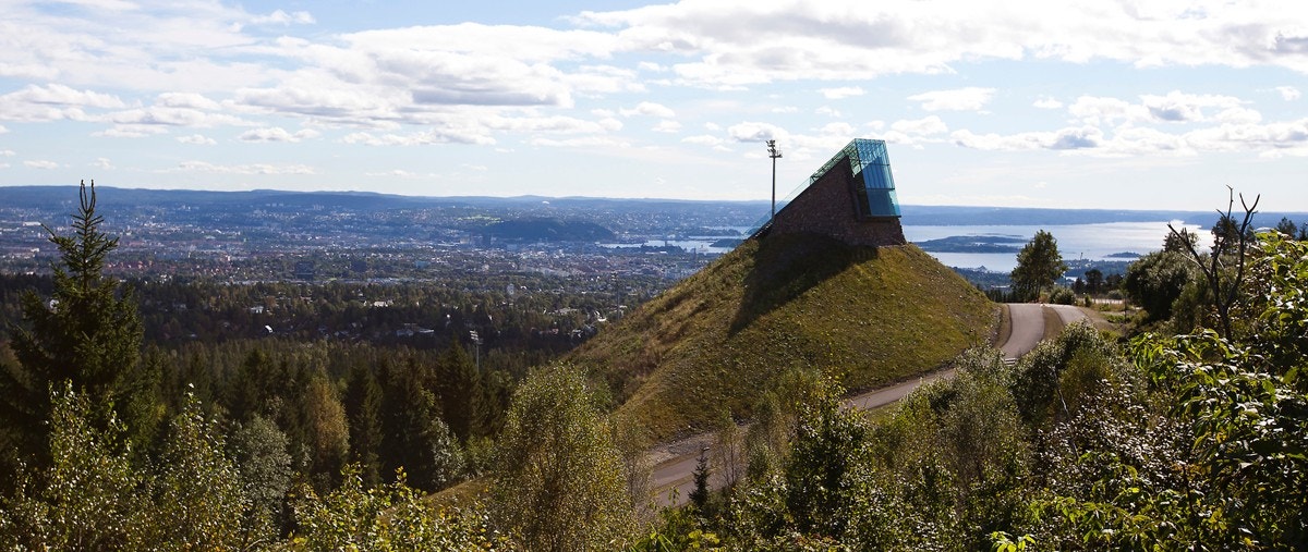 Holmenkollen er en kort kjøretur fra leiligheten med garanterte skiløyper vinterstid. Galleribilde