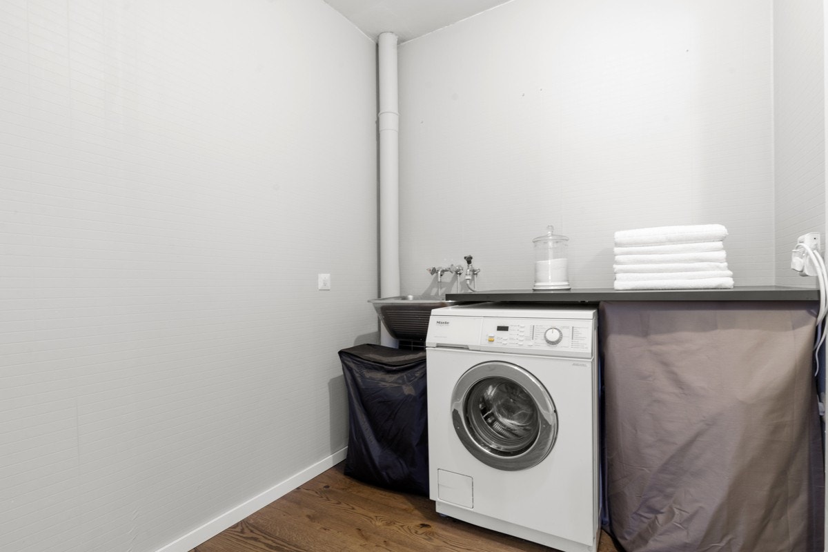 Leiligheten har et separat vaskerom med opplegg for vaskemaskin. Galleribilde