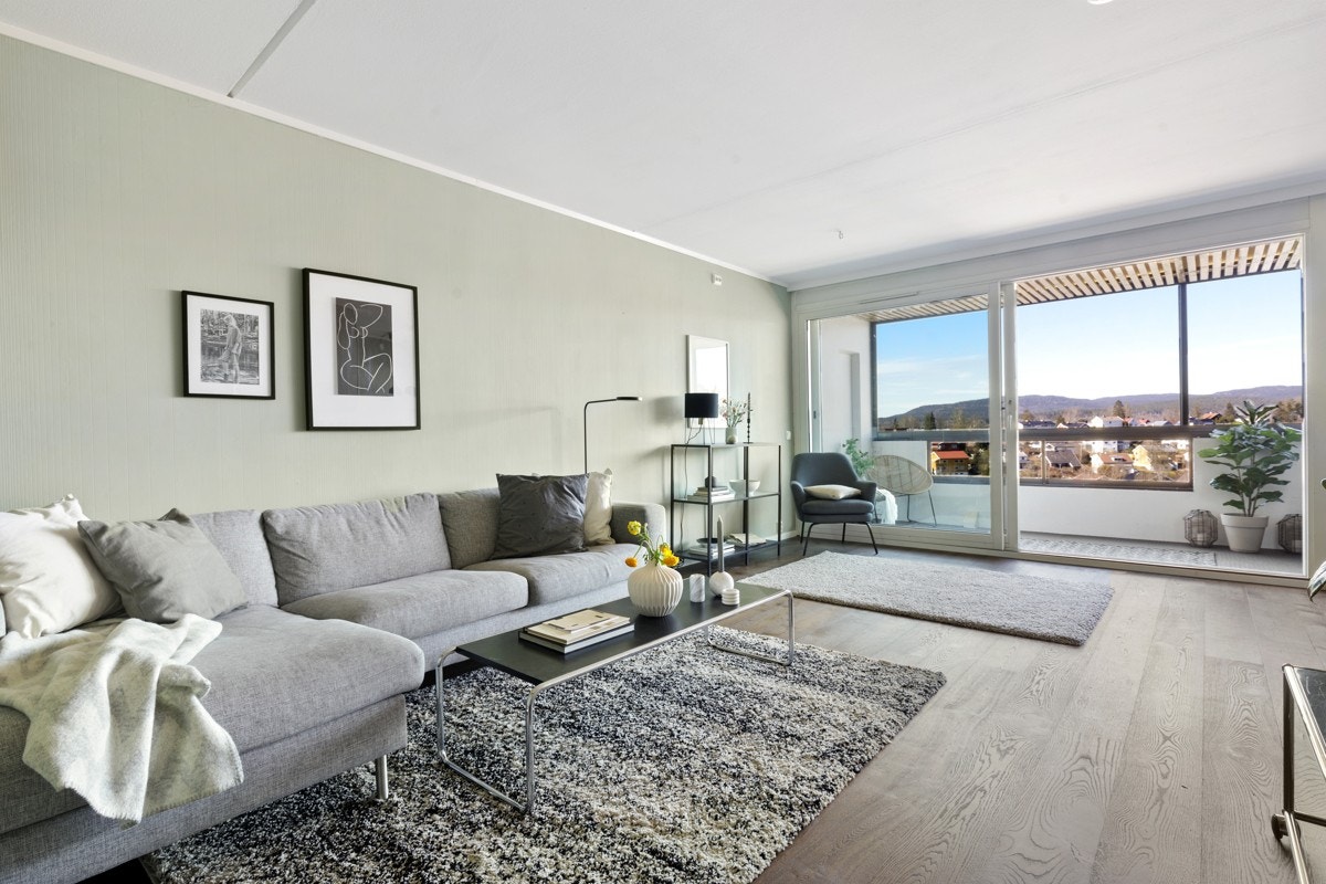 Stuen er svært tiltalende med parkettgulv og slette flater malt i en delikat tone. Galleribilde