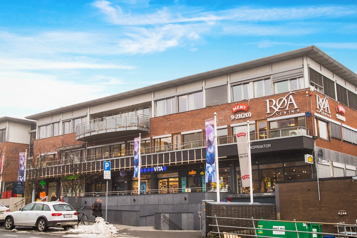 Kort gange til Røa Sentrum med bl.a. senter med stor Meny butikk, apotek, vinmonopol, blomsterforretning og cafeer. Galleribilde