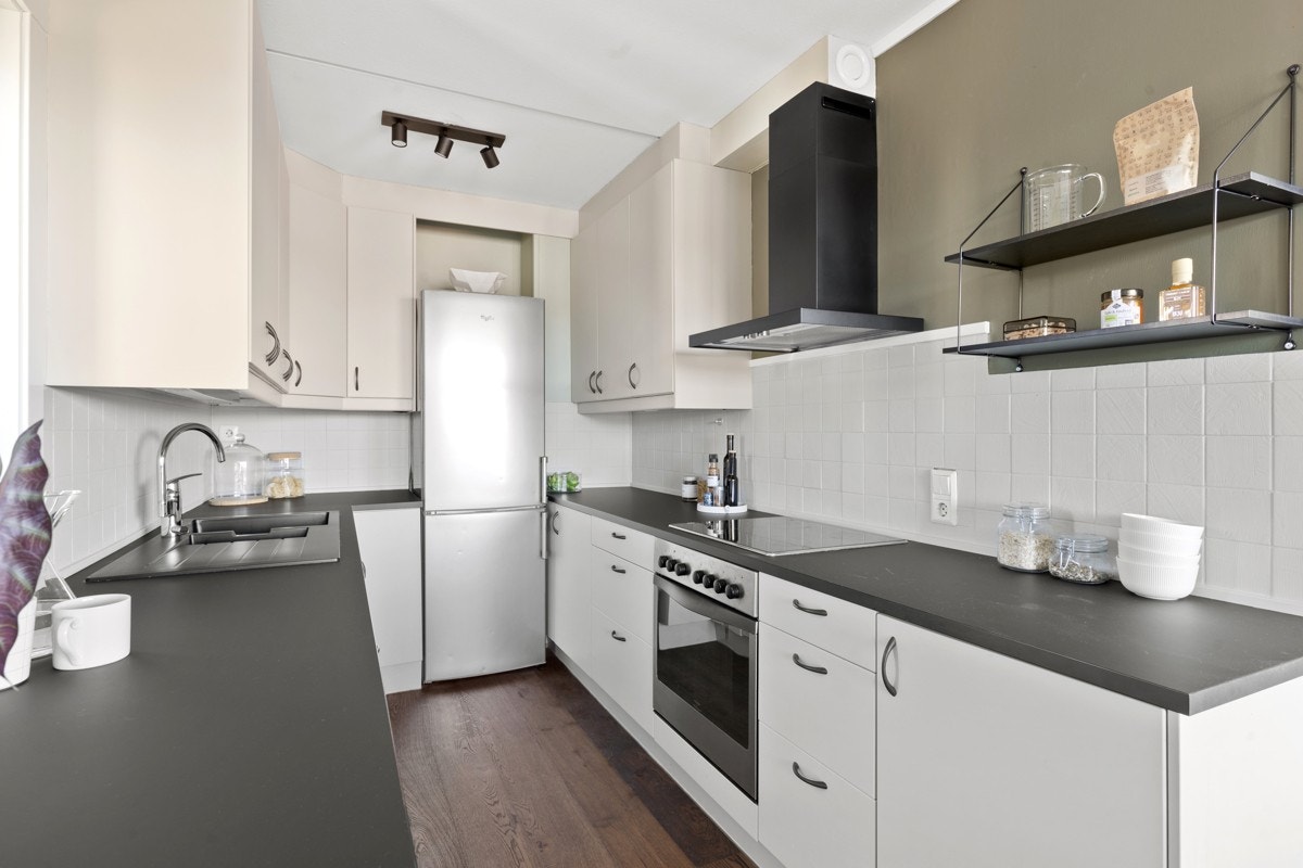 Med kjøkkenet medfølger både integrerte og frittstående hvitevarer. Galleribilde