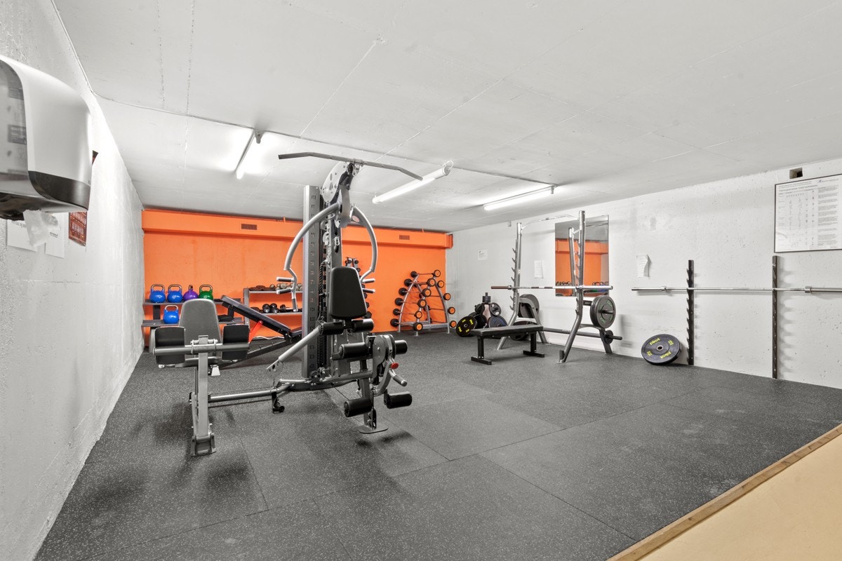 Fra leiligheten er det heisadkomst ned til trimrommet. Galleribilde