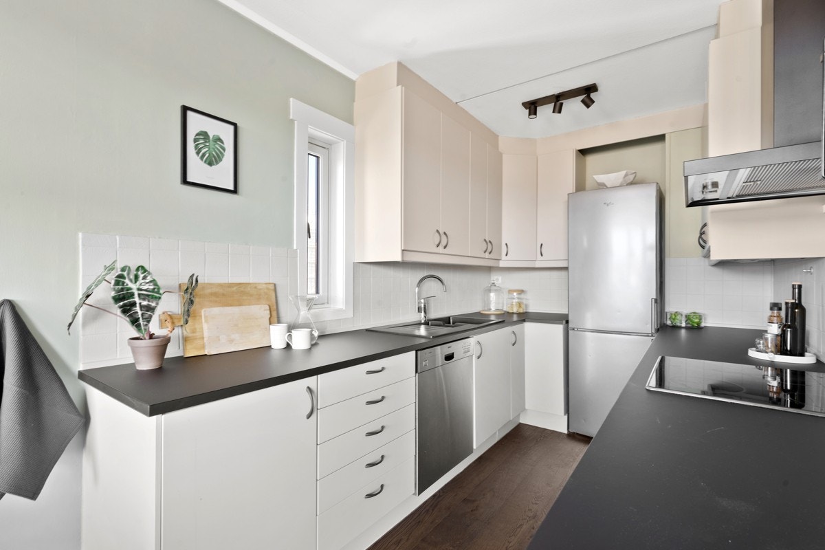 Kjøkkenet har en lys Ikea-innredning med god skap- og benkeplass. Galleribilde