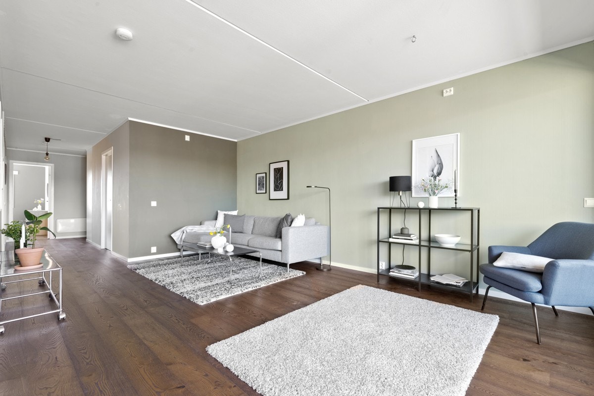 Stuens gode romløsning gir flere møbleringsalternativer med plass til sofagruppe med tilhørende møblement og spisebord. Galleribilde