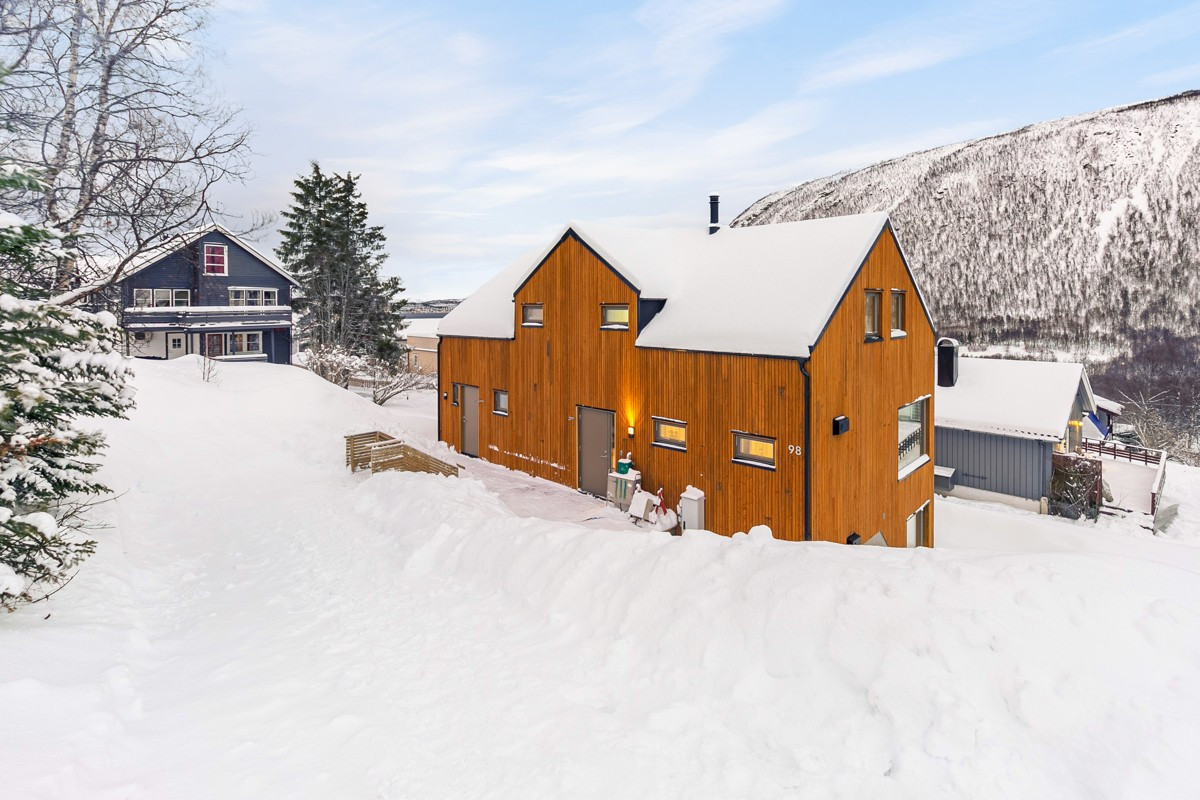 Boligen ligger rolig til i Tromsdalen, med kort vei til dagligvare, barnehage, skole og flotte turomårder innover i dalen