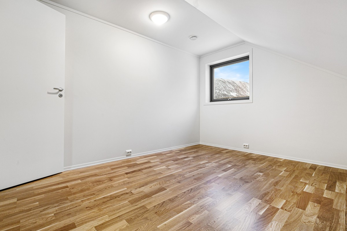Soverom med 2-stavs parkett og god plass til stor seng
