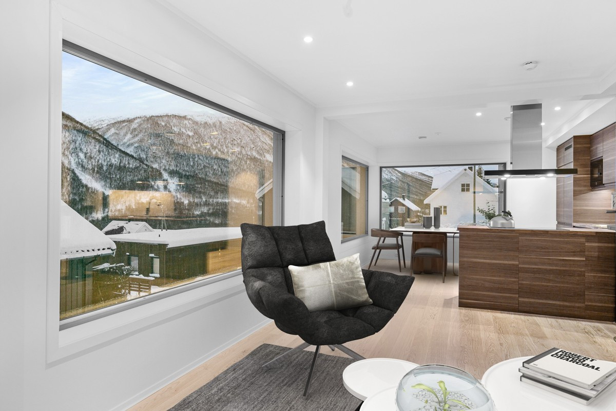 Store vinduer gir godt med lysinnslipp og flott utsikt mot natur og fjell