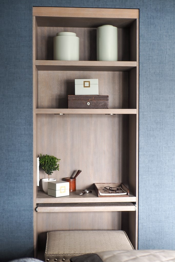 Praktisk kontorplass med skjult arbeidsbenk på soverommet. Foto Cecilie Refsum, Studio C_indoor. Galleribilde