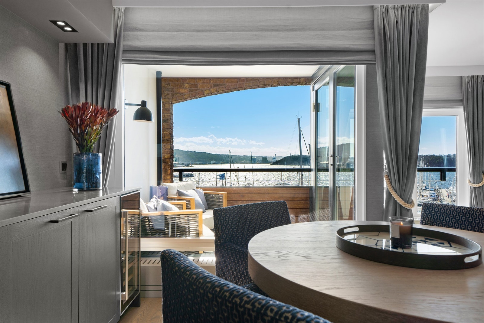 I Stranden 73 får du nærhet til sjøen og fantastisk utsikt, også fra spisebordet. Galleribilde