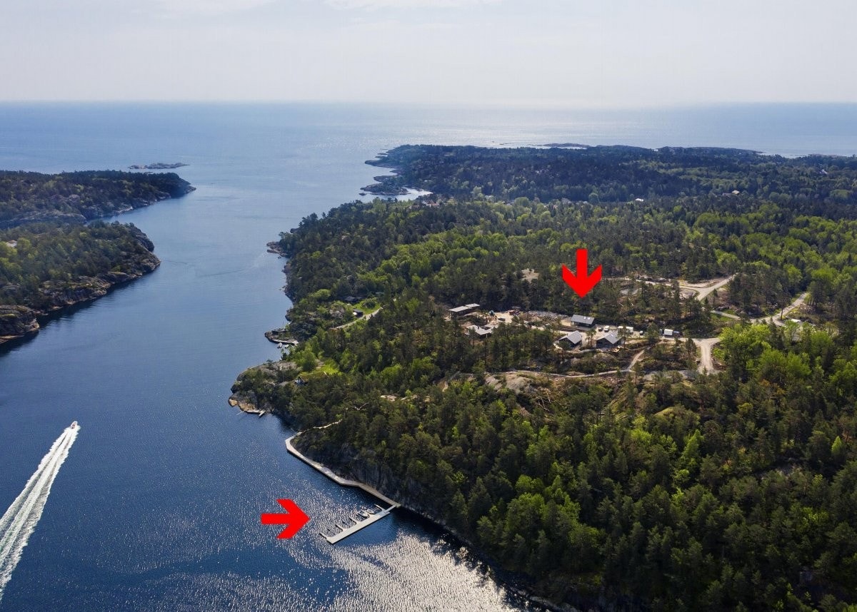 Hytta ligger nært vannet, og kun noen minutter med båt er man i åpen skjærgård med flotte svaberg. Galleribilde