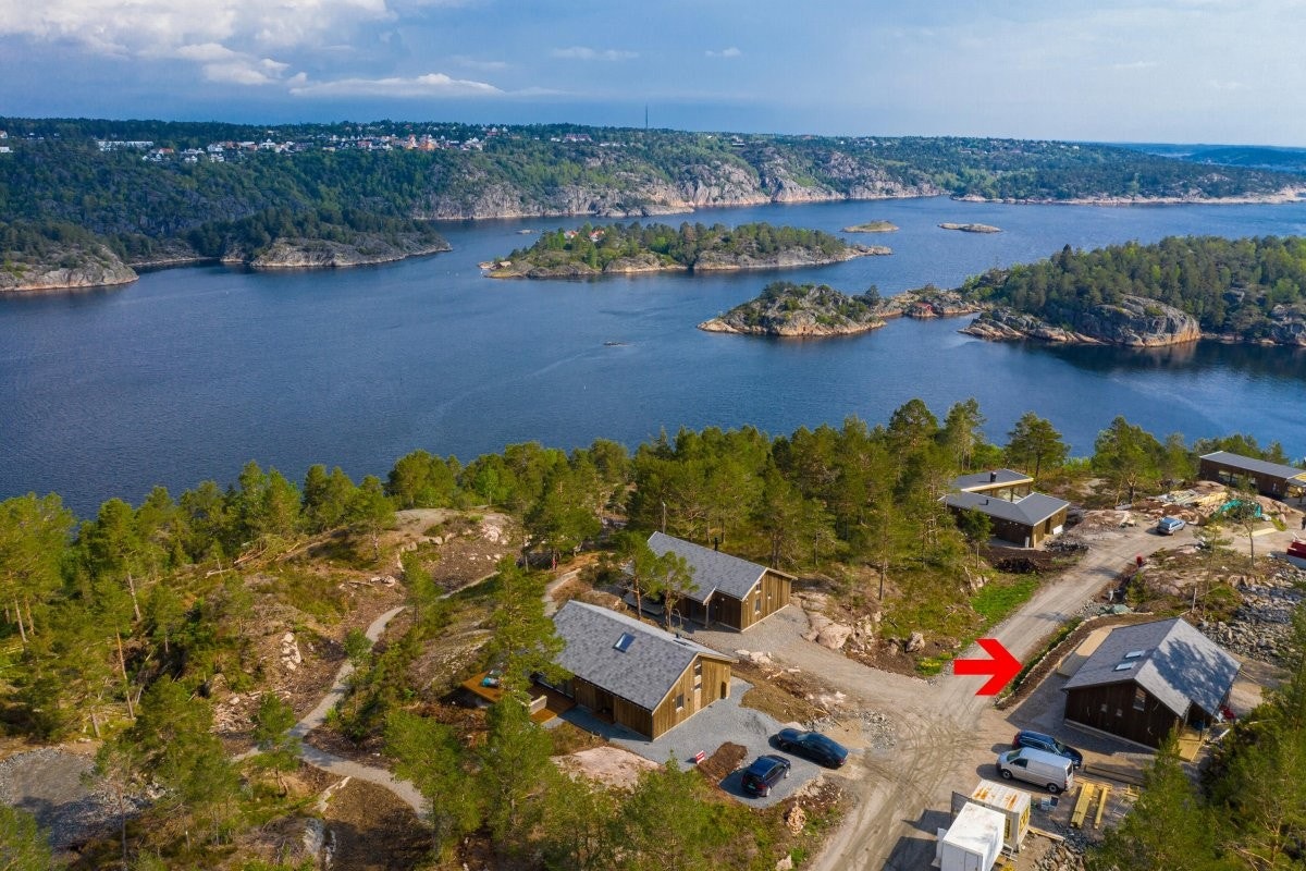 Eiendommen ligger mellom de attraktive sommerstedene Risør og Lyngør. Galleribilde