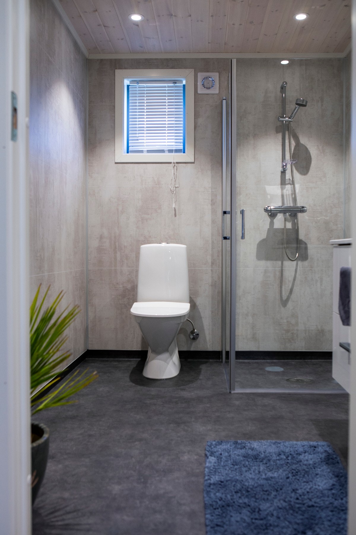 Badet er delikat, med varmekabler i gulvet. Badet har dujshjørne med innfellbare dusjvegger og gulvmontert toalett. Galleribilde