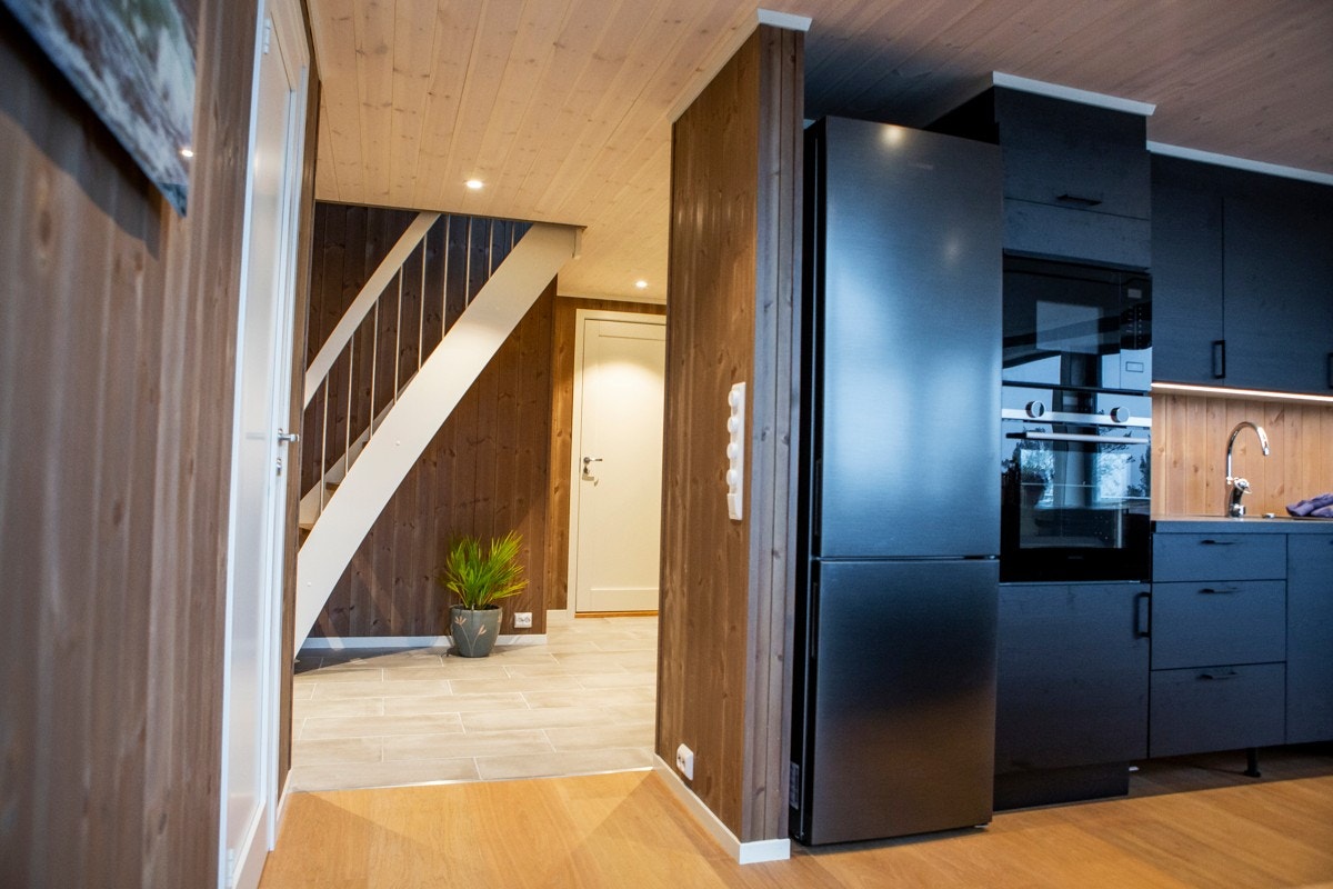 Kjøkkenet er utstyrt med integrert stekeovn, mikrobølgeovn, oppvaskmaskin og induksjonstopp med nedfelt ventilator. Det er plass til frittstående kjøleskap. Galleribilde
