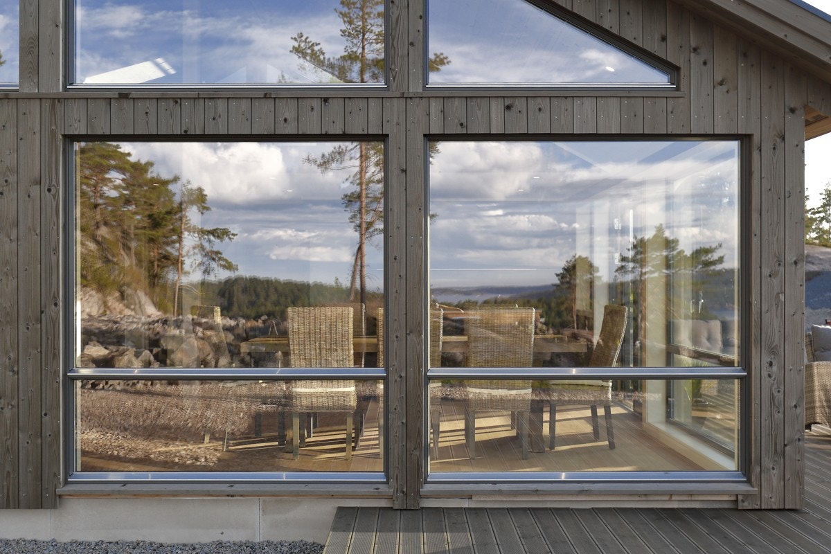 Fasade med store vindusflater samt vedlikeholdsfri kledning. Galleribilde