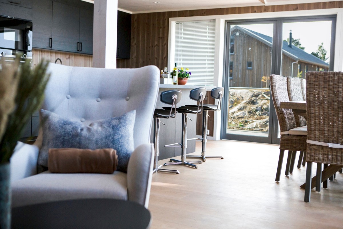 Rommet har god plass til sofa, bord, mediebenk og spisegruppe. Galleribilde