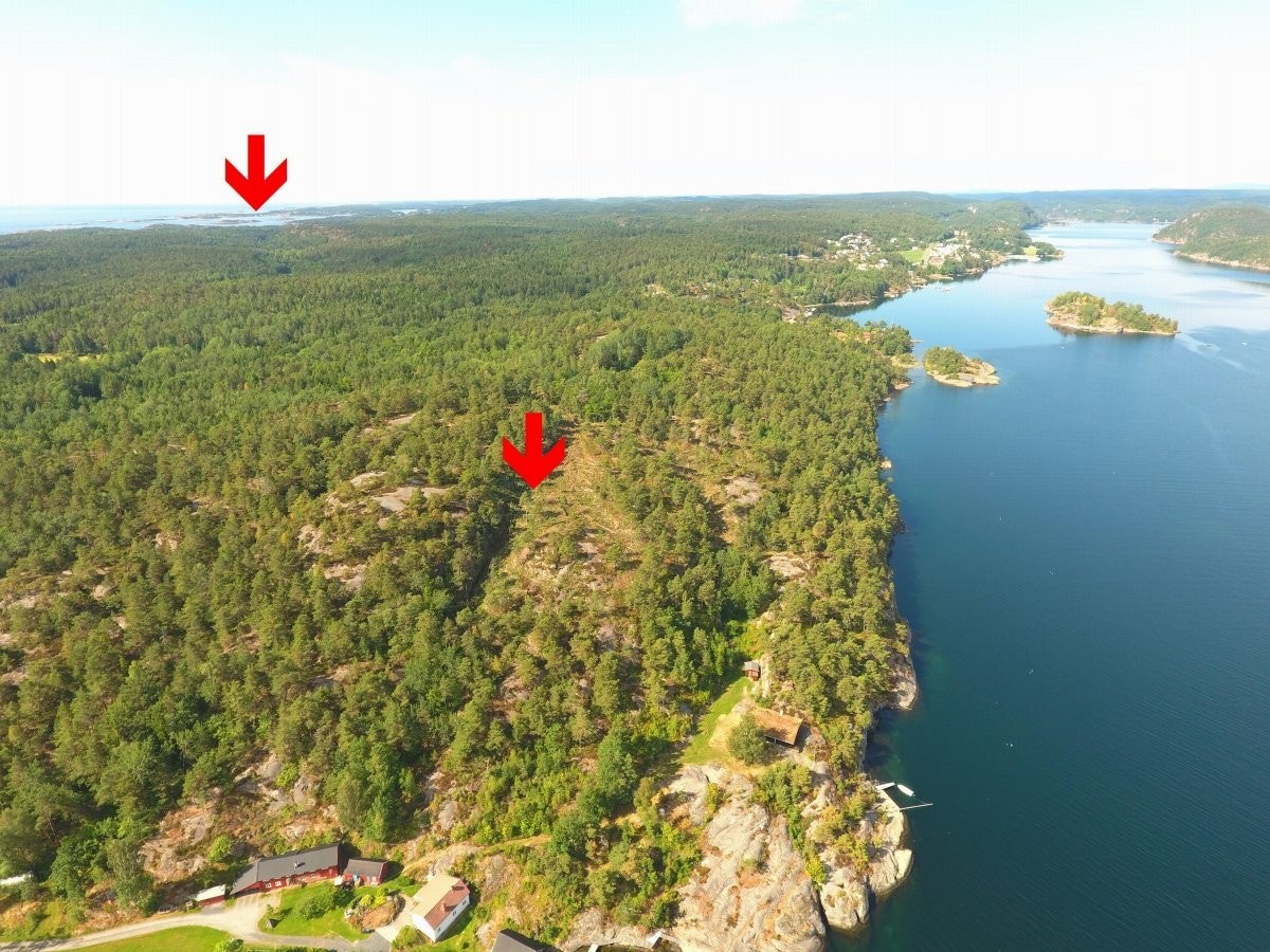 Hyttens plassering ved pilen midt i bildet, hvor Lyngør er markert med pilen opp til venstre. Galleribilde