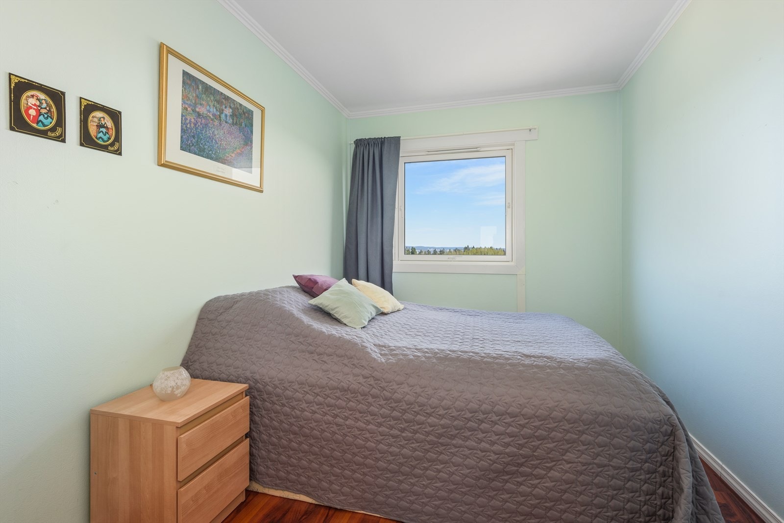 Det andre soverommet er av god størrelse og rommer fint en dobbeltseng. Dette er et ypperlig barnerom, gjesterom eller kontor. Galleribilde