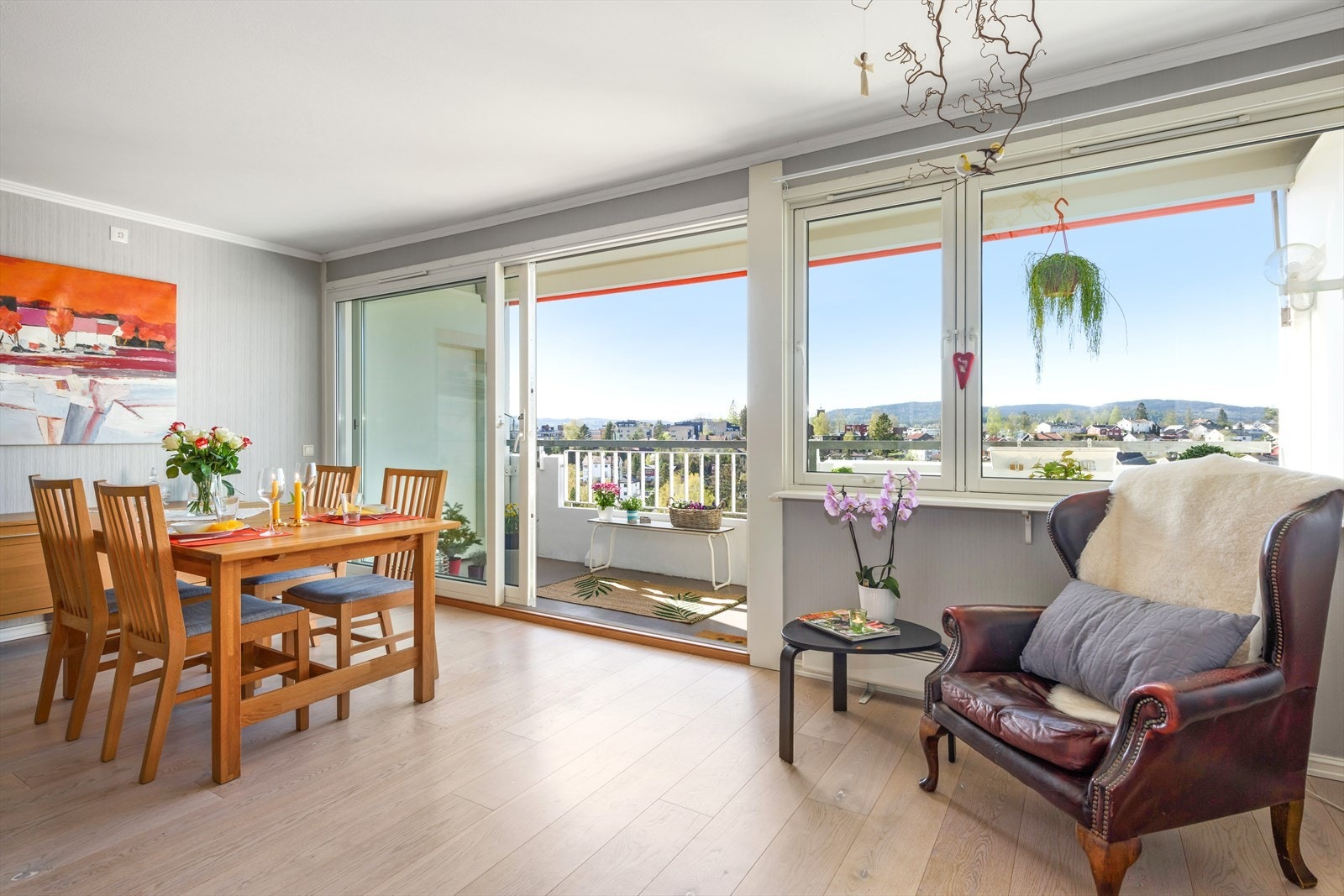 God plass for spisebord ved vindu Galleribilde