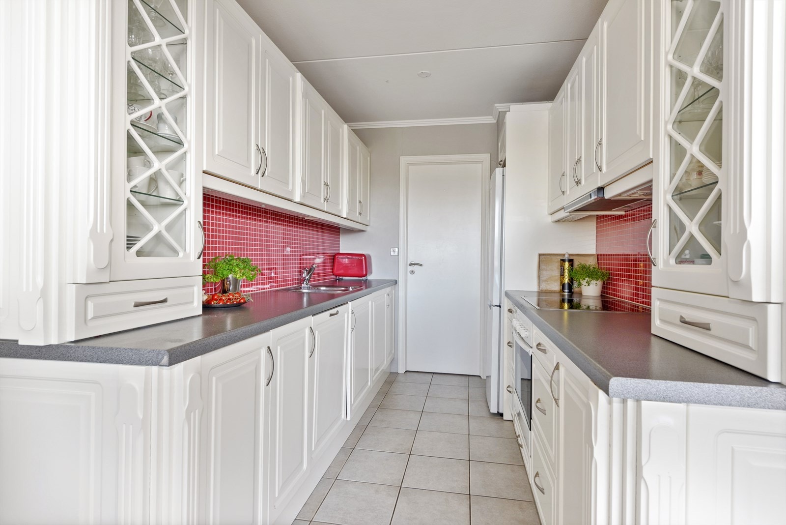 Alle hvitevarer medfølger. Døren i enden går til vaskerommet. Galleribilde