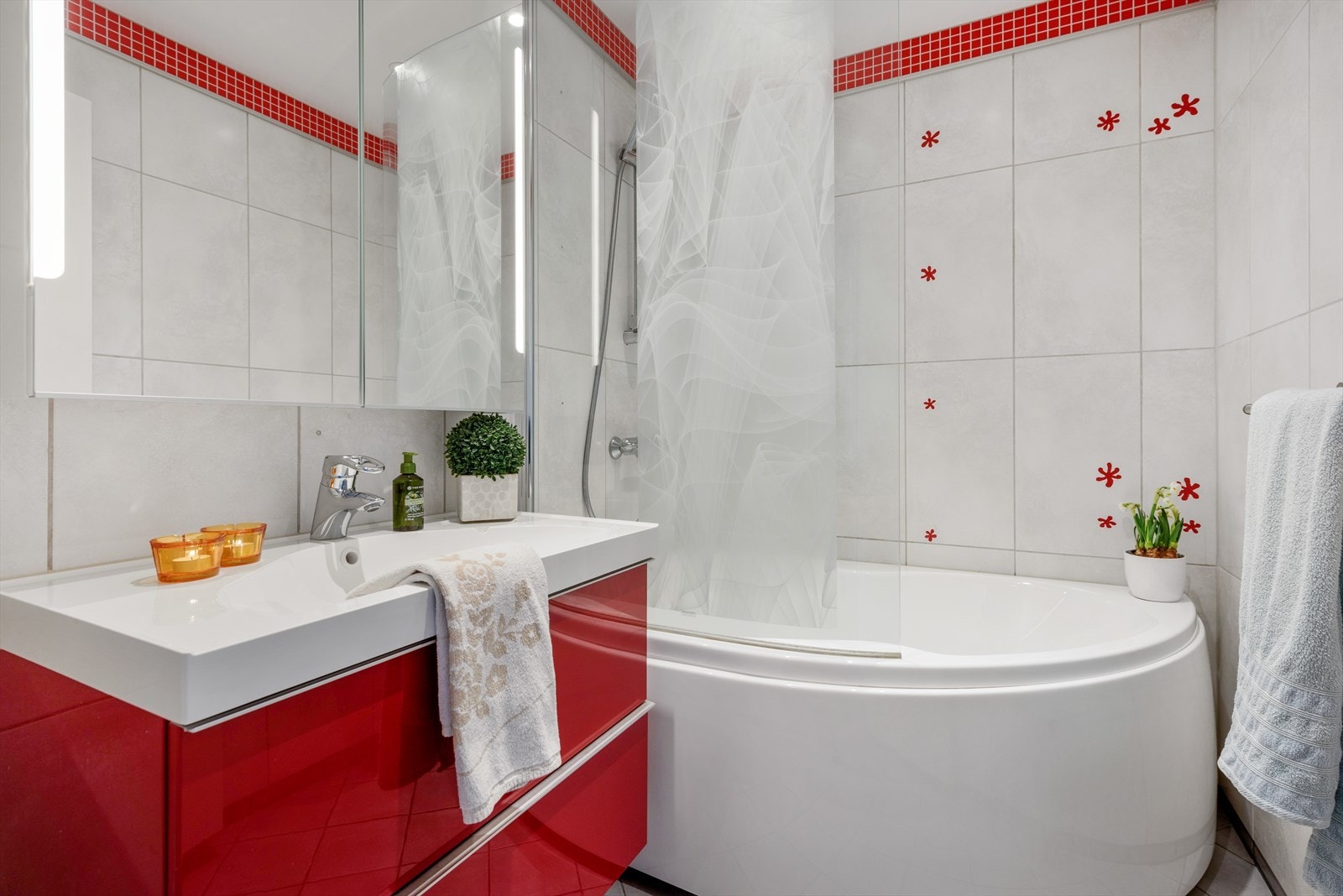 Flislagt bad med varmekabler. Nyere dusjbadekar med dusjvegg og baderomsinnredning Galleribilde