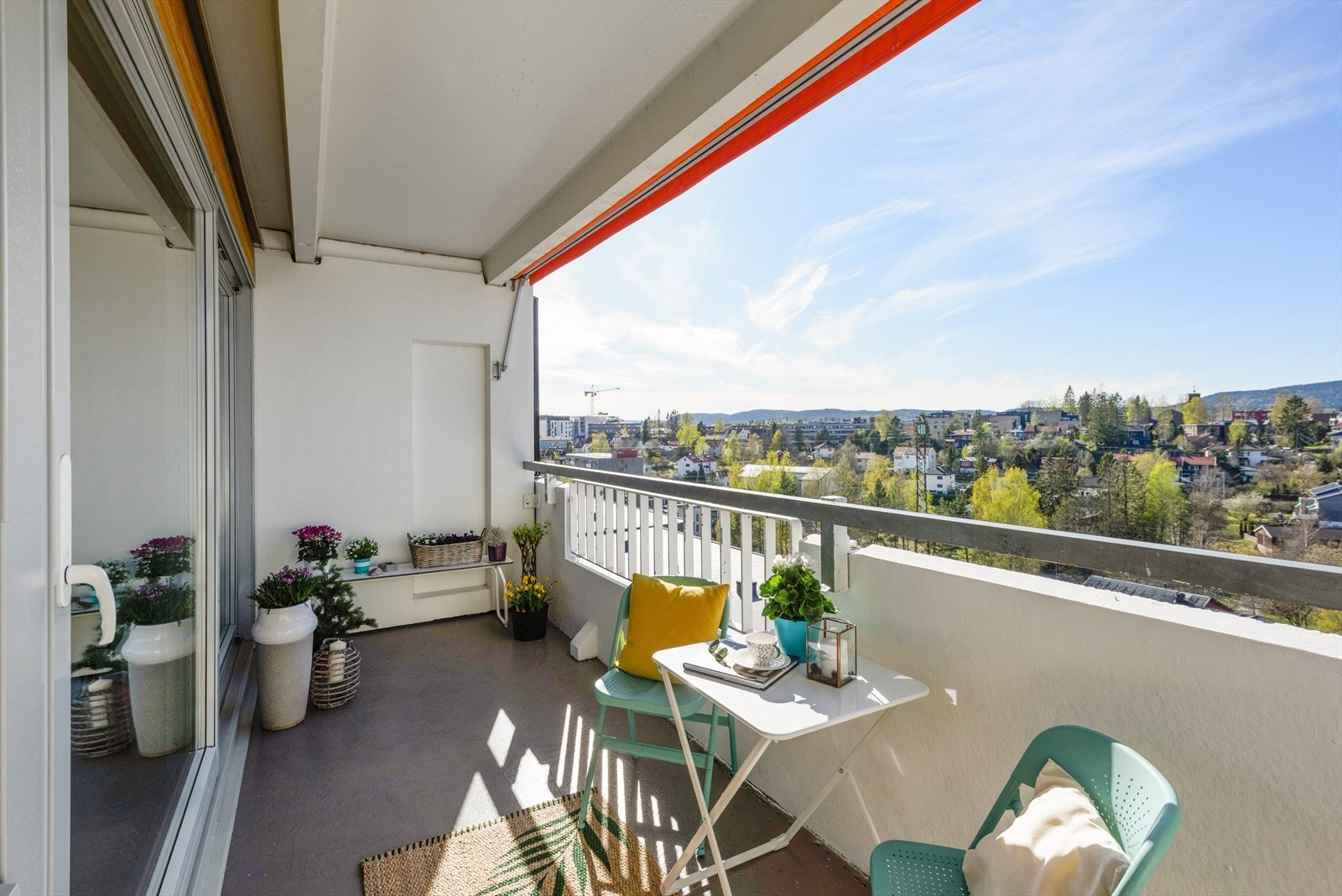 Vidstrakt utsikt og gode solforhold ( ca. kl.15-22:30 sommerstid) Galleribilde