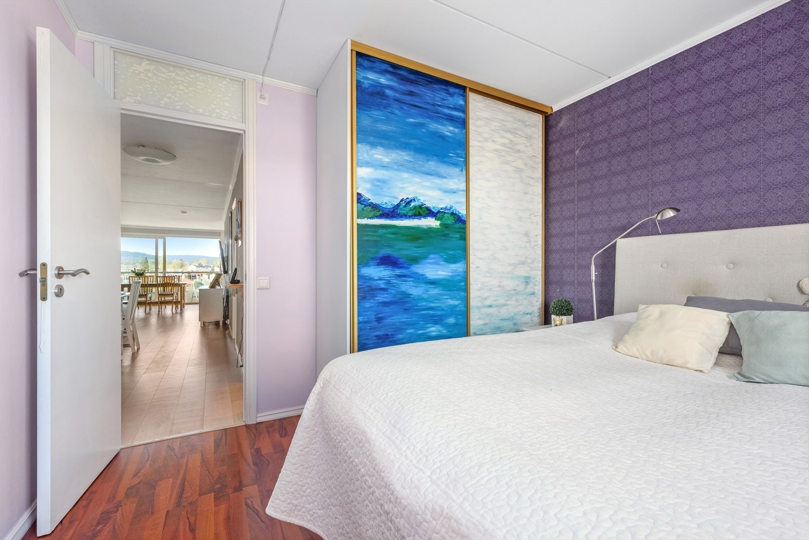 Hovedsoverommet har egen skyvedørsgarderobe Galleribilde