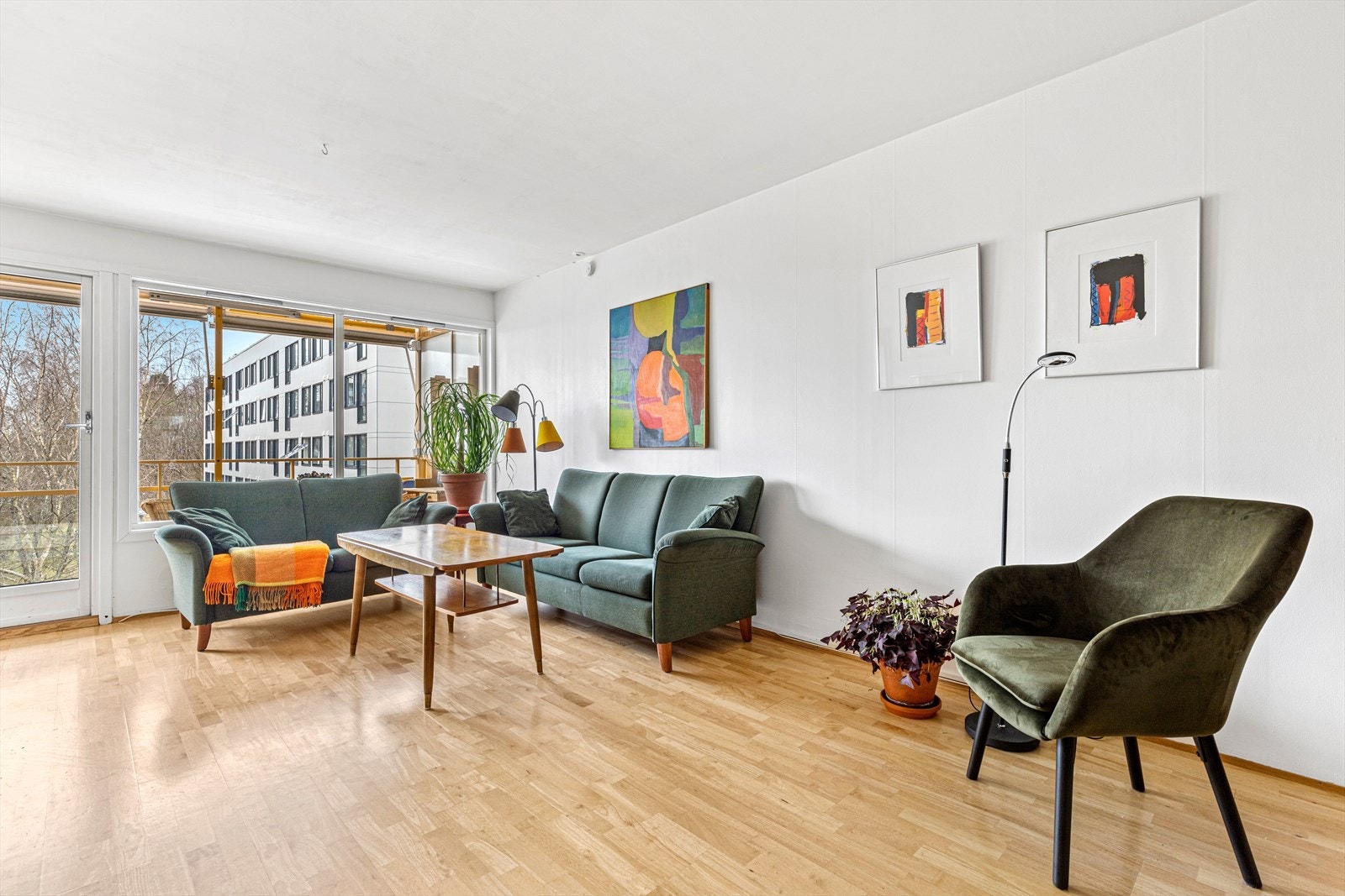 Stuen kan innredes på forskjellige måter og rommer både TV-område og spisegruppe. Galleribilde