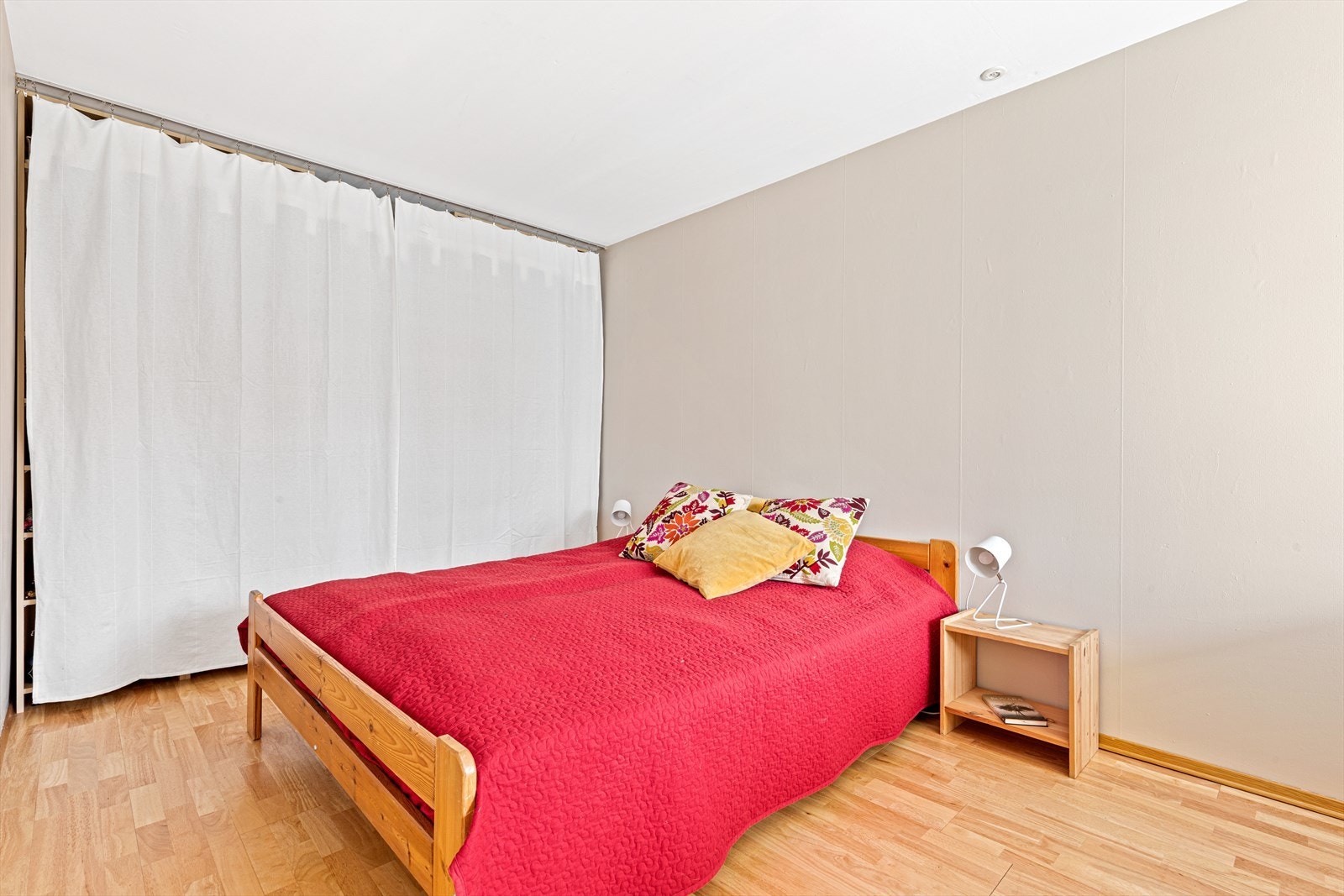 Stort soverom med god plass til oppbevaring. Galleribilde