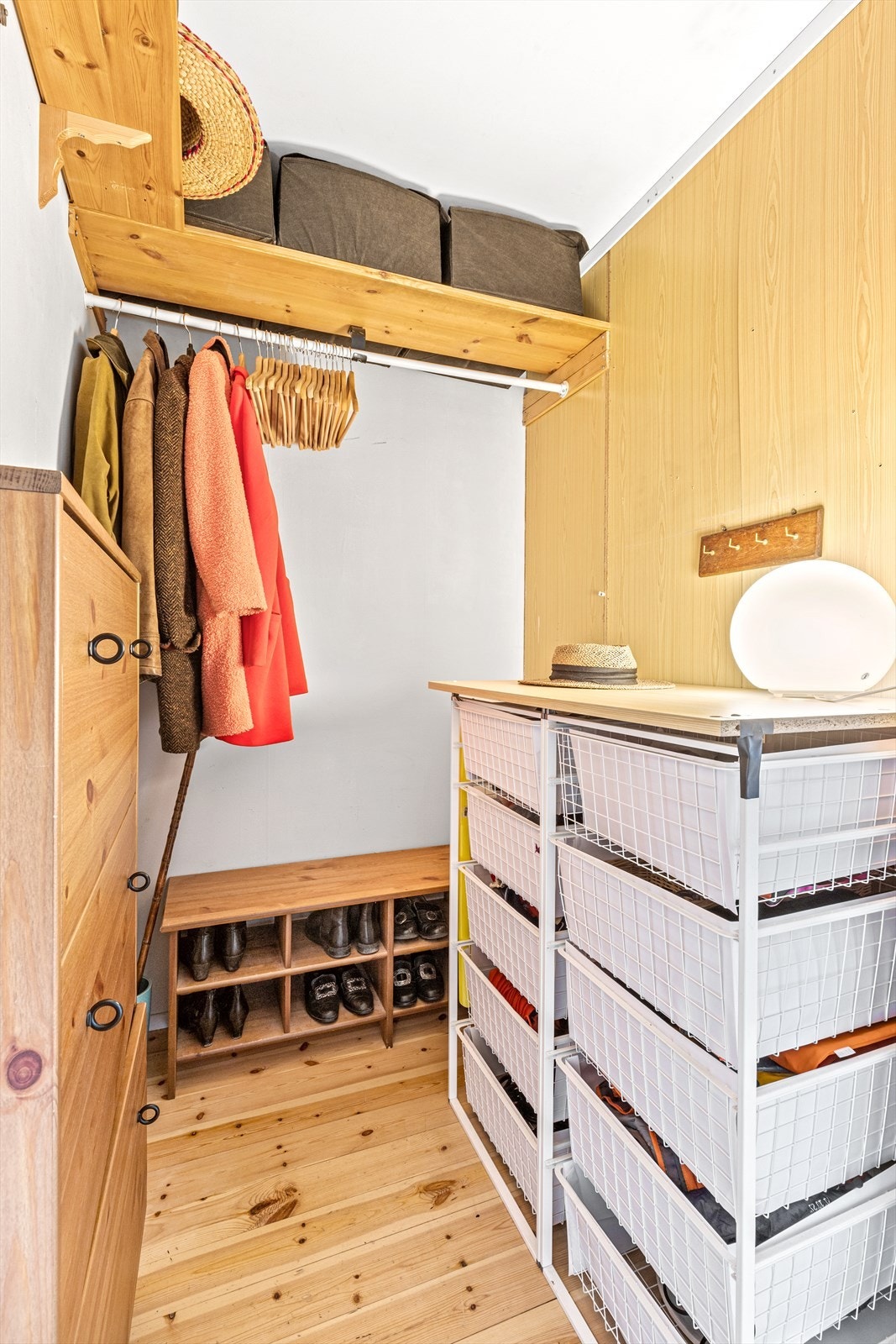 Stort garderobeskap til oppbevaring. Galleribilde