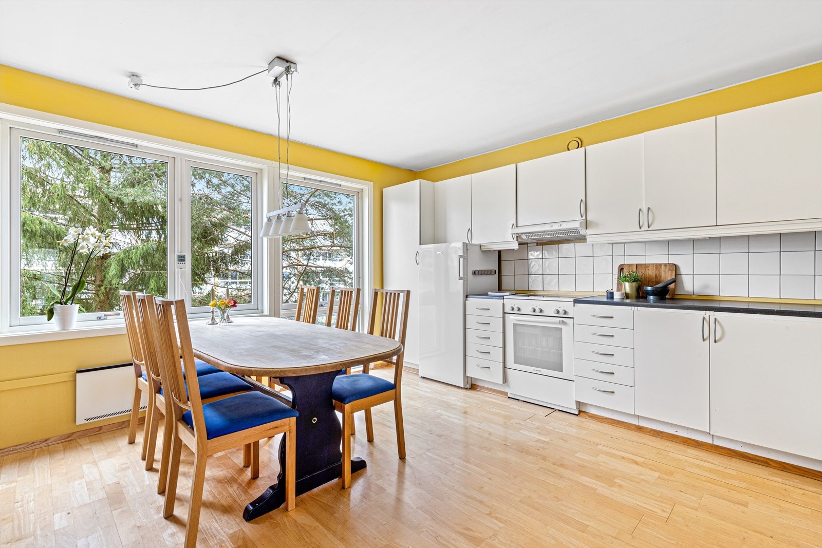 Stort kjøkken med behagelige omgivelser på utsiden av vinduene. God plass til stort spisebord. Galleribilde