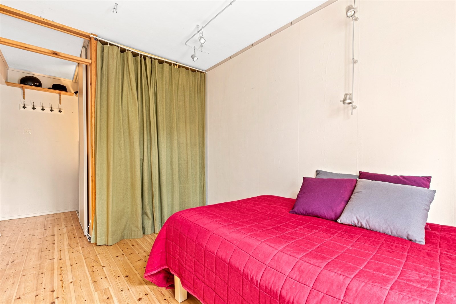 Soverom med stor plass til garderobeskap. Galleribilde